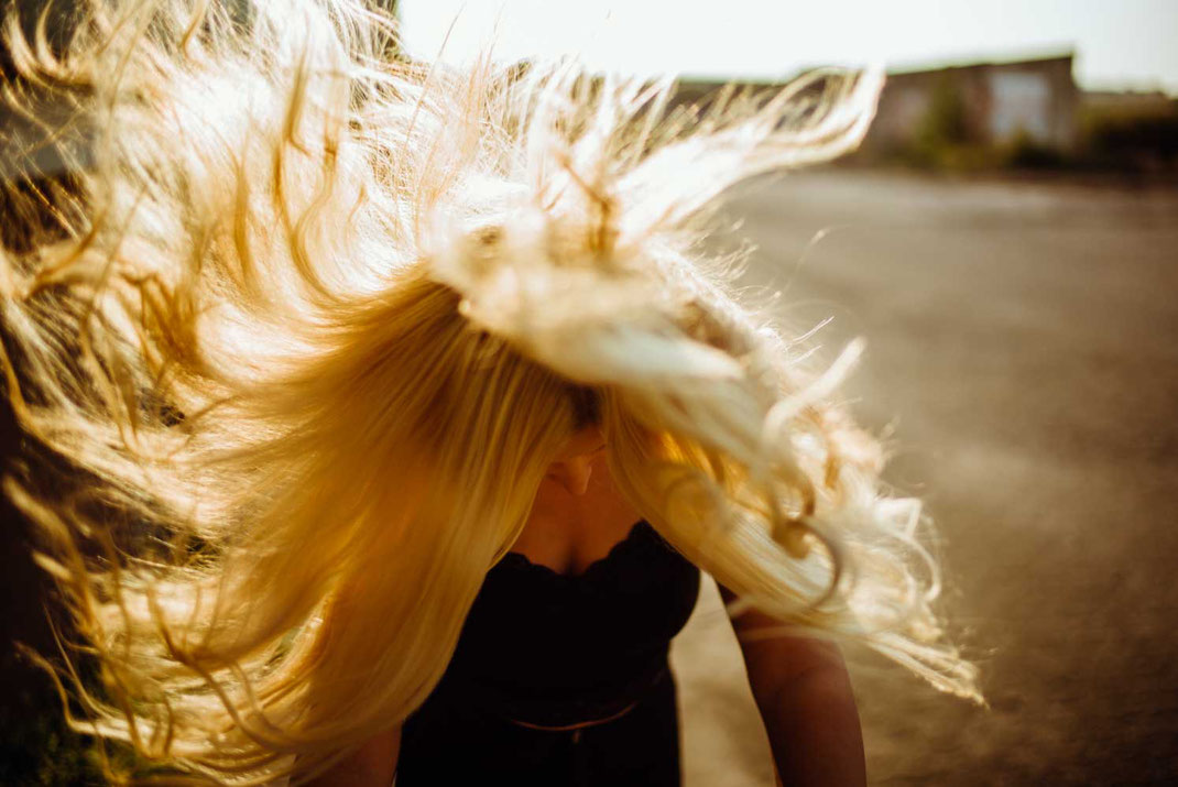 Haare wehen wild durch die Gegend