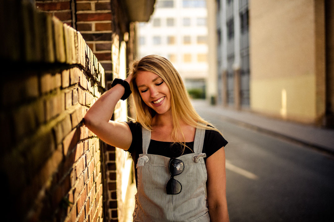 Lachendes Model beim Fotoshooting
