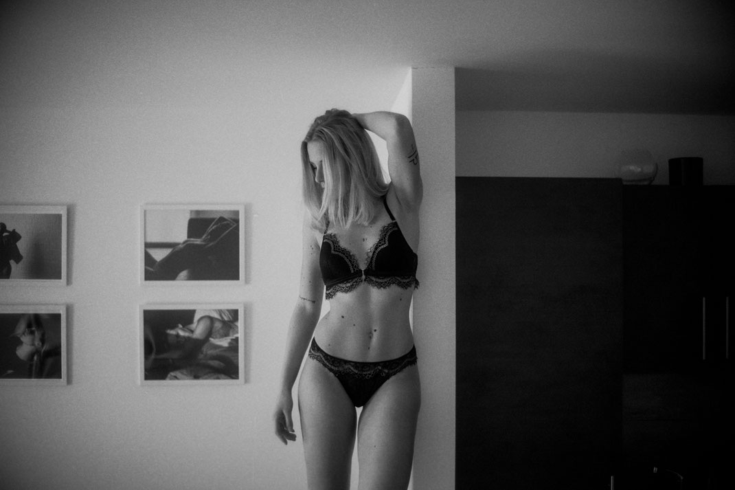 Model in Dessous beim Homeshooting