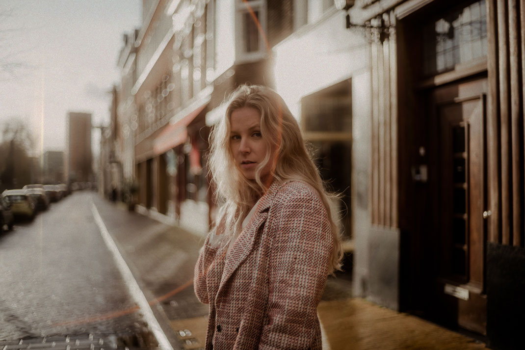 Model im Gegenlicht und Lensflare