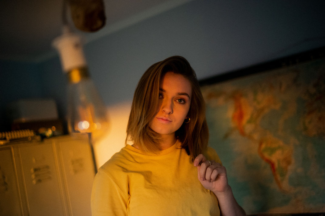 Junge Frau beim Fotoshooting im Sonnenlicht Oldenburg