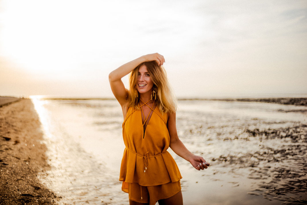 Lachendes Model beim Fotoshooting