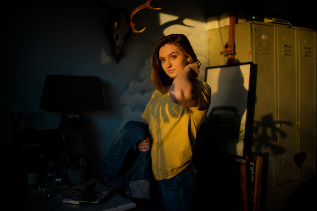Frau beim Fotoshooting im Sonnenlicht