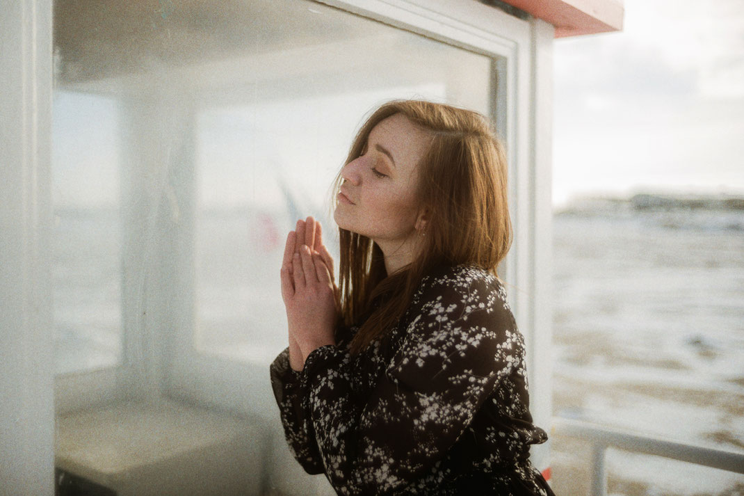 Fotoshooting an einem Fenster im Winter