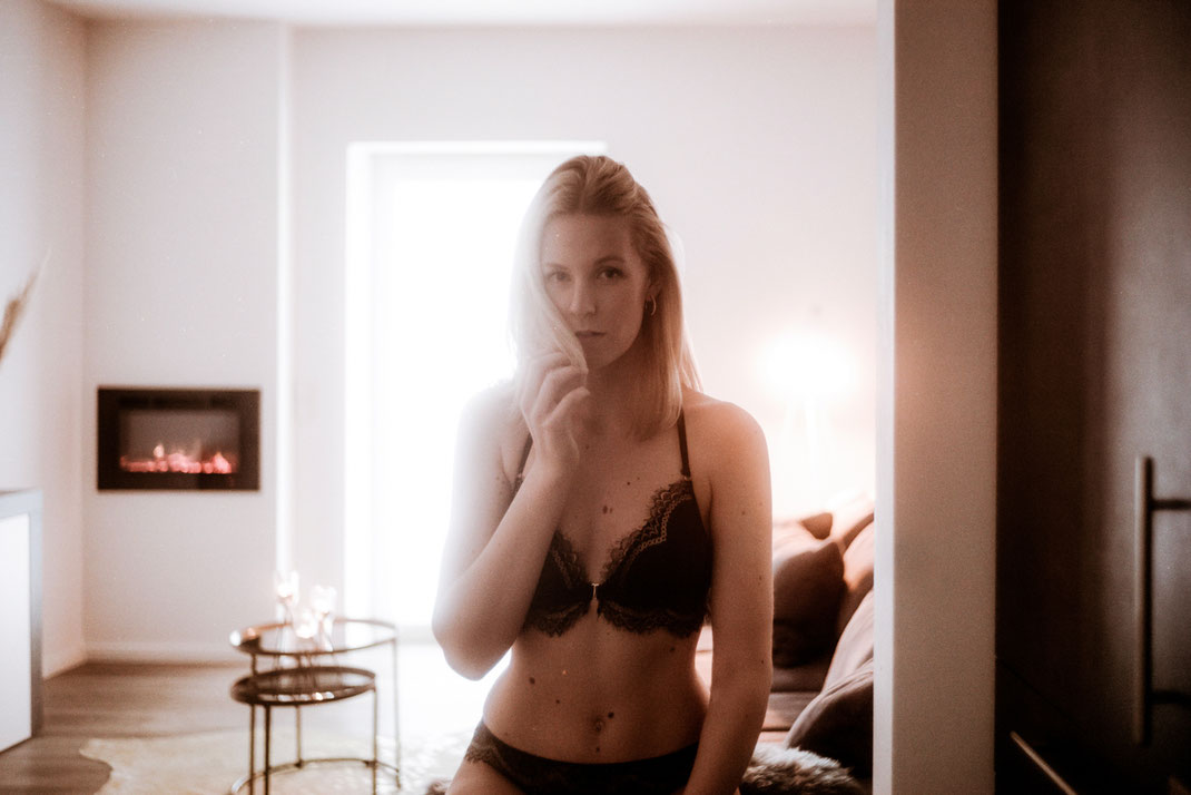 Model in Dessous blickt in die Kamera Fotografie Oldenburg