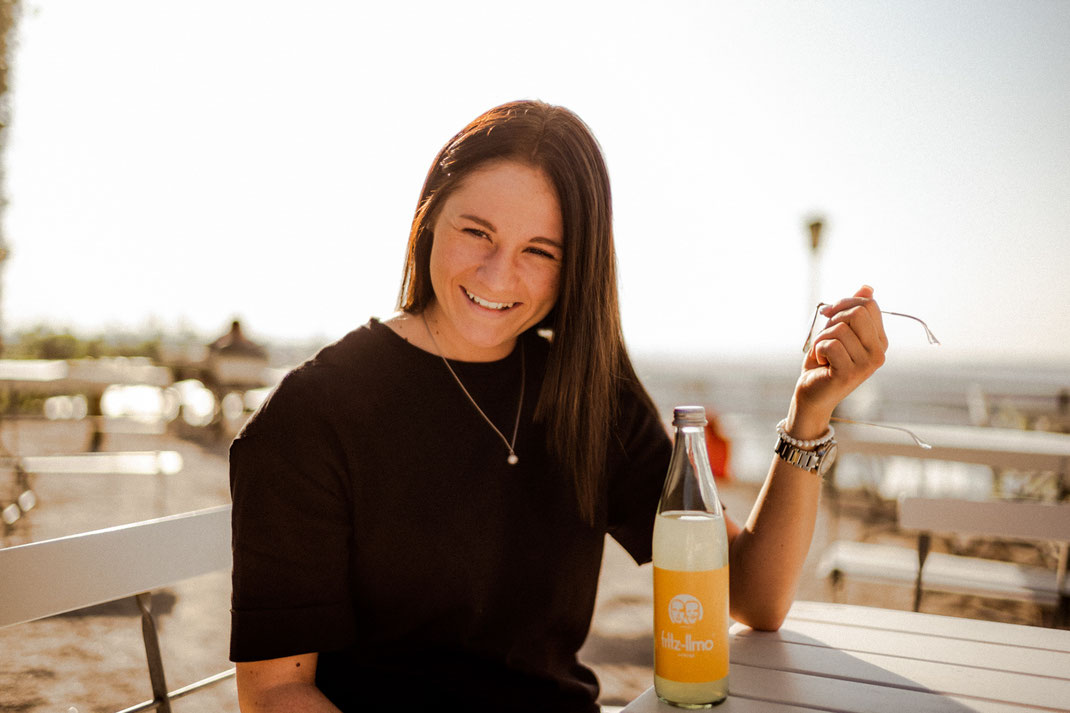 Frau mit Sonnenbrille und coolem Outfit beim Fotoshooting in an der Nordsee