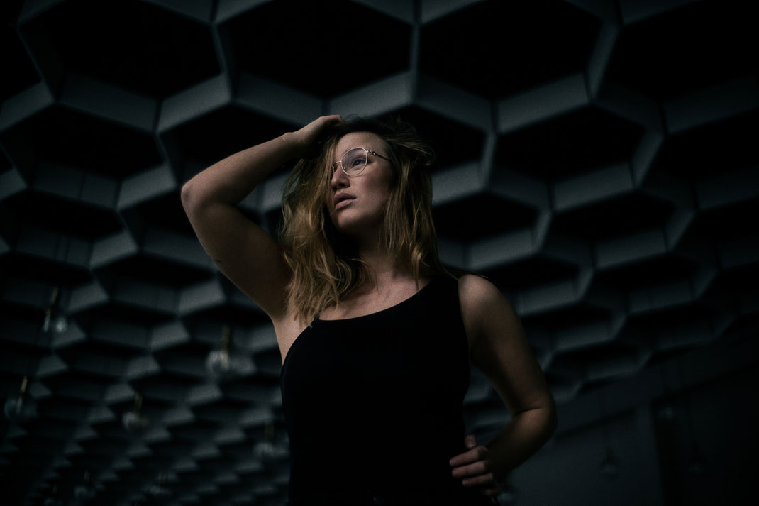 Fotoshooting in einem alten und verlassenen Gebäude