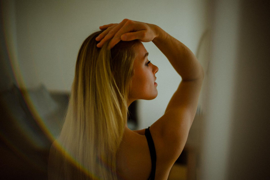 Junge Frau beim Homeshooting in Hamburg