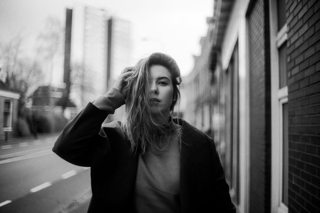 Model mit kurzen Haaren blickt beim Fotoshooting in die Kamera
