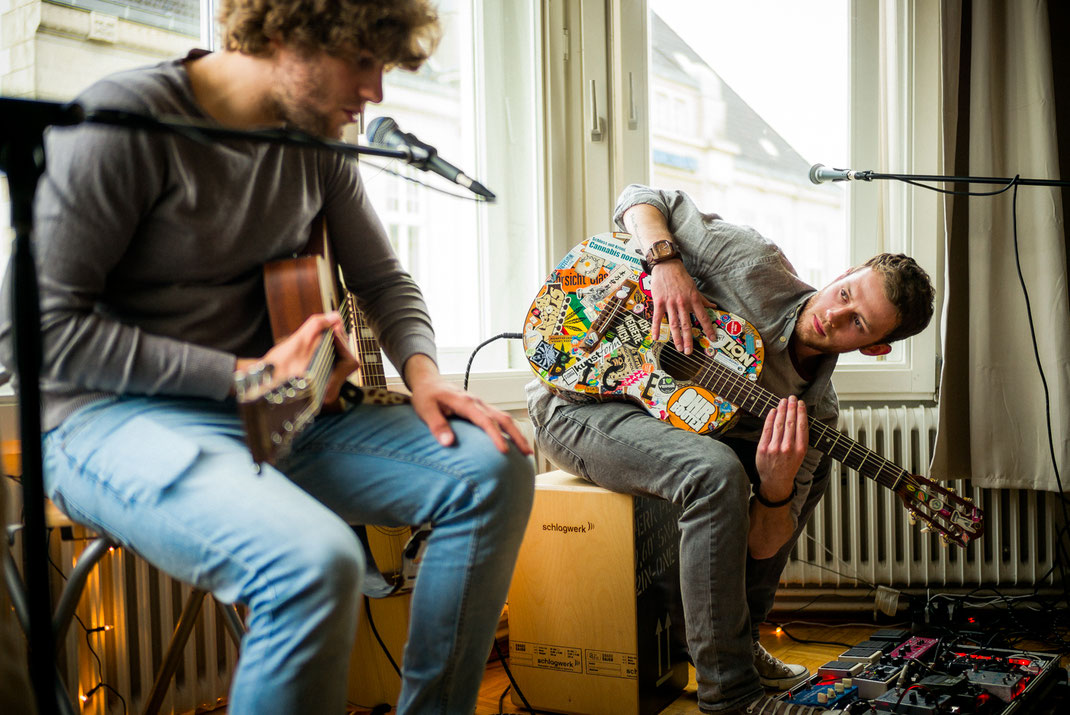 Musiker mit Gitarre im Küstenzimmer