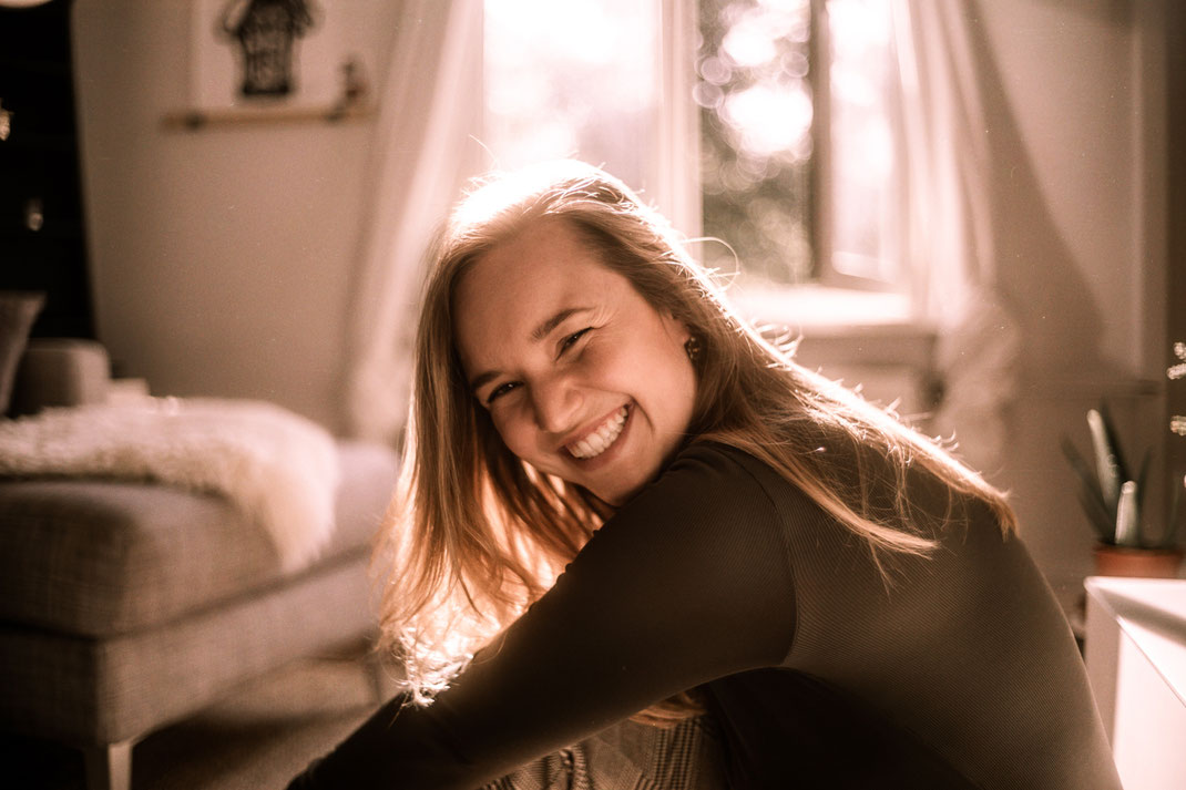 Model lacht und blickt in die Kamera Fotoshooting
