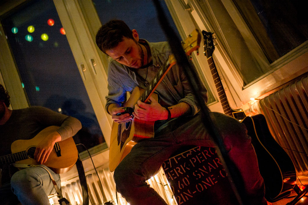 Musiker am Gitarre spielen