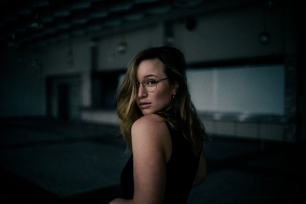 Model mit coolem Outfit in einem verlassenen Gebäude in Oldenburg
