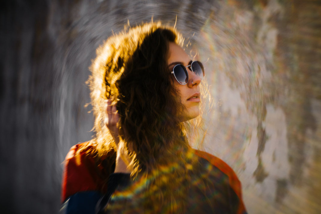Junge Frau mit Sonnenbrille blickt zur Seite Fotoshooting in Emden