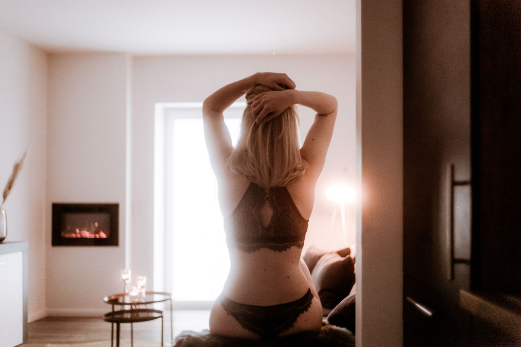 Model schaut aus dem Fenster Fotoshooting Oldenburg