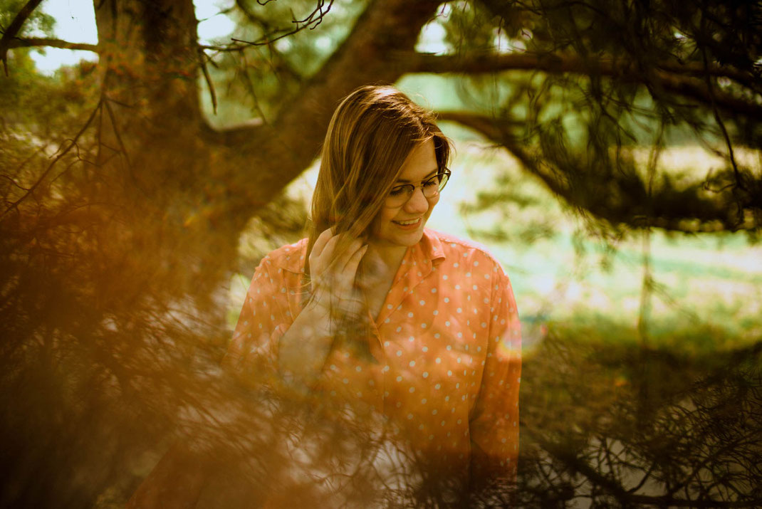 Junge Frau lächelt beim Fotoshooting in der Lüneburger Heide