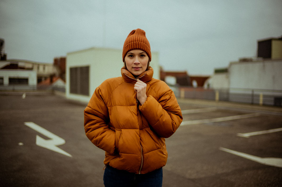 Junge Frau mit Jacke beim Fotoshooting in Oldenburg