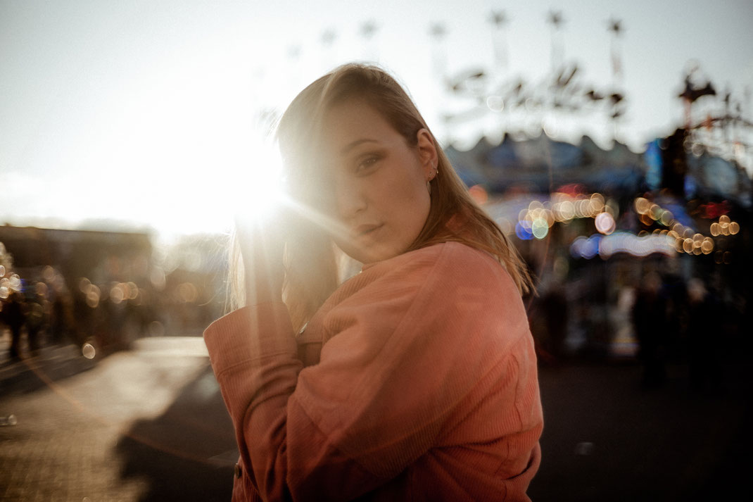Model im Gegenlicht auf der Kirmes