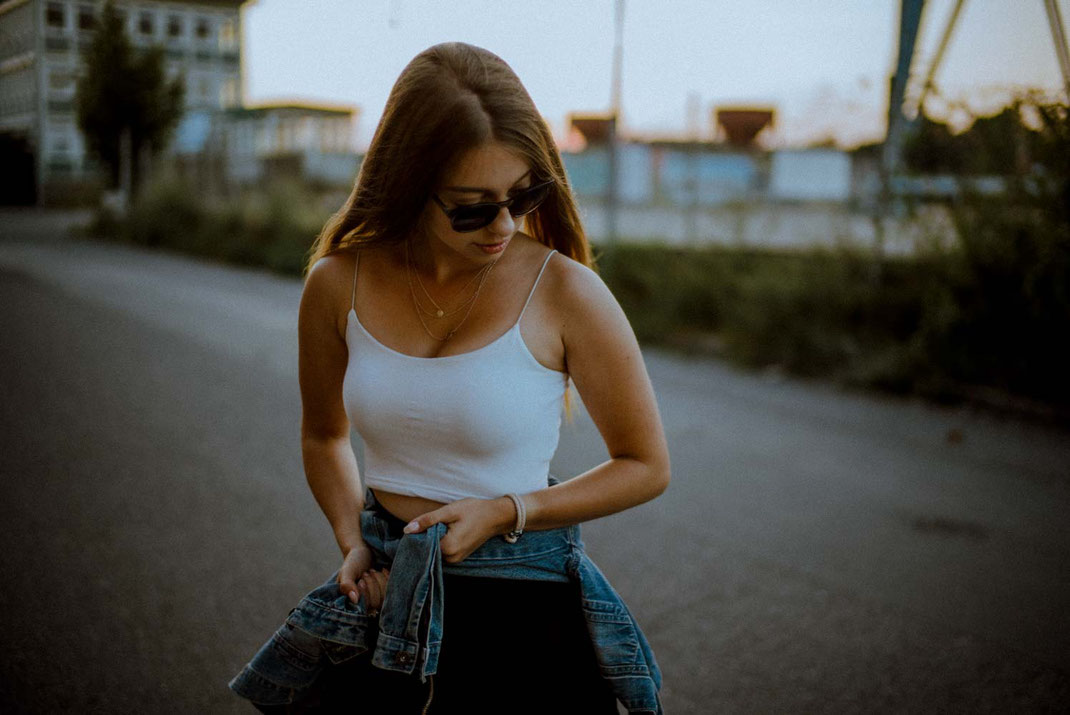 Frau mit Sonnenbrille blickt nach unten