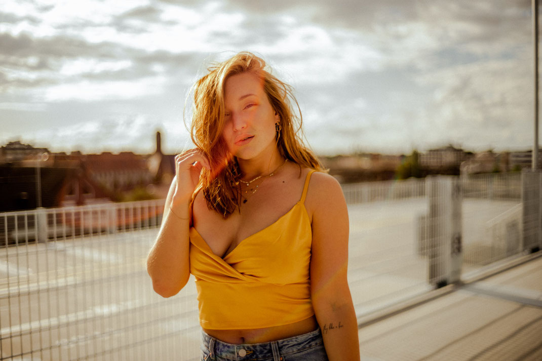 Model blickt in die Kamera