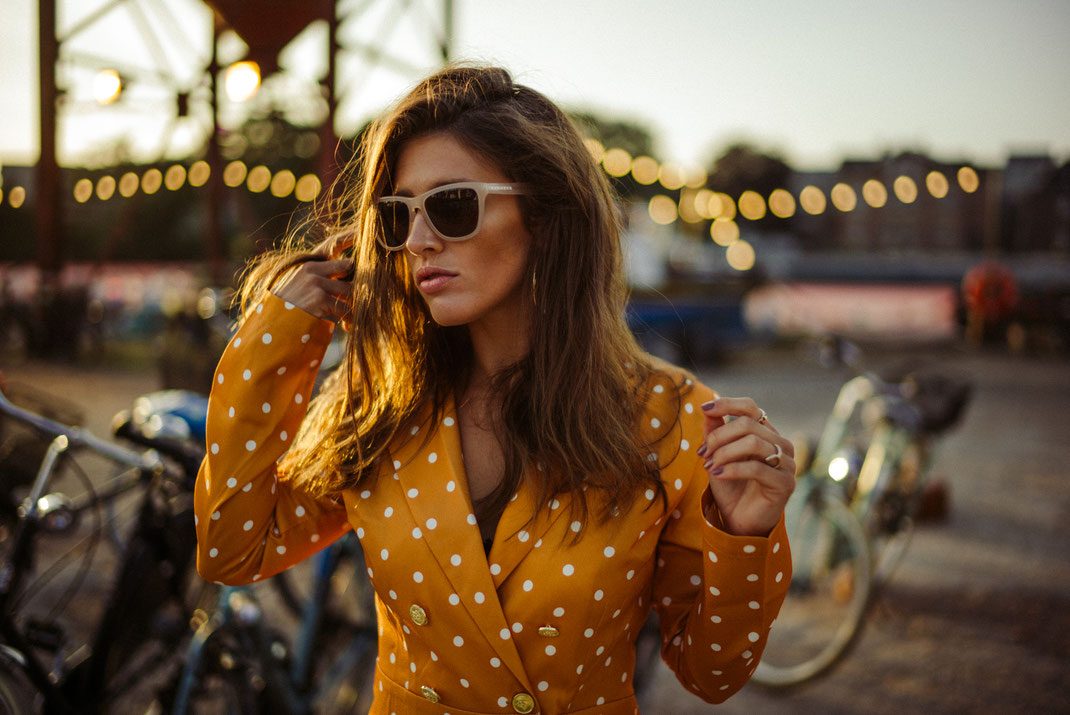 Junge Frau mit coolen Outfit schaut in die Ferne