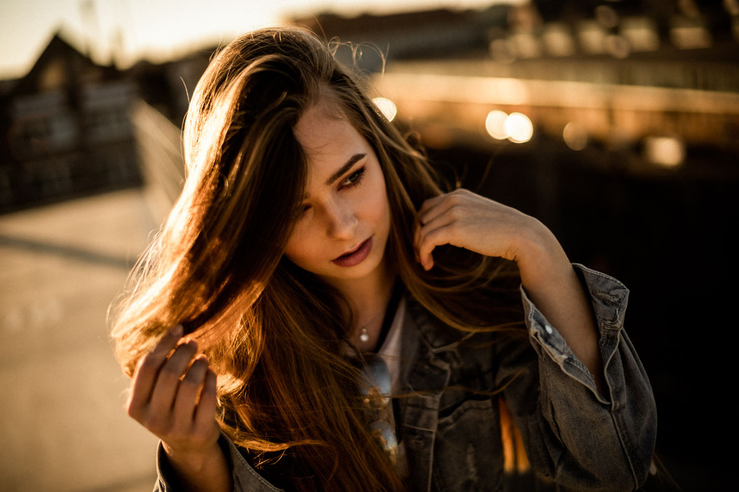 Junge Frau auf einem Dach Fotoshooting in Oldenburg