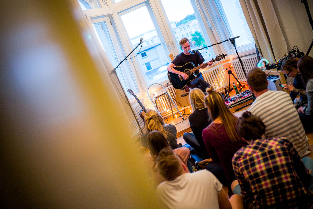 Musiker am Spielen mit Gitrarre