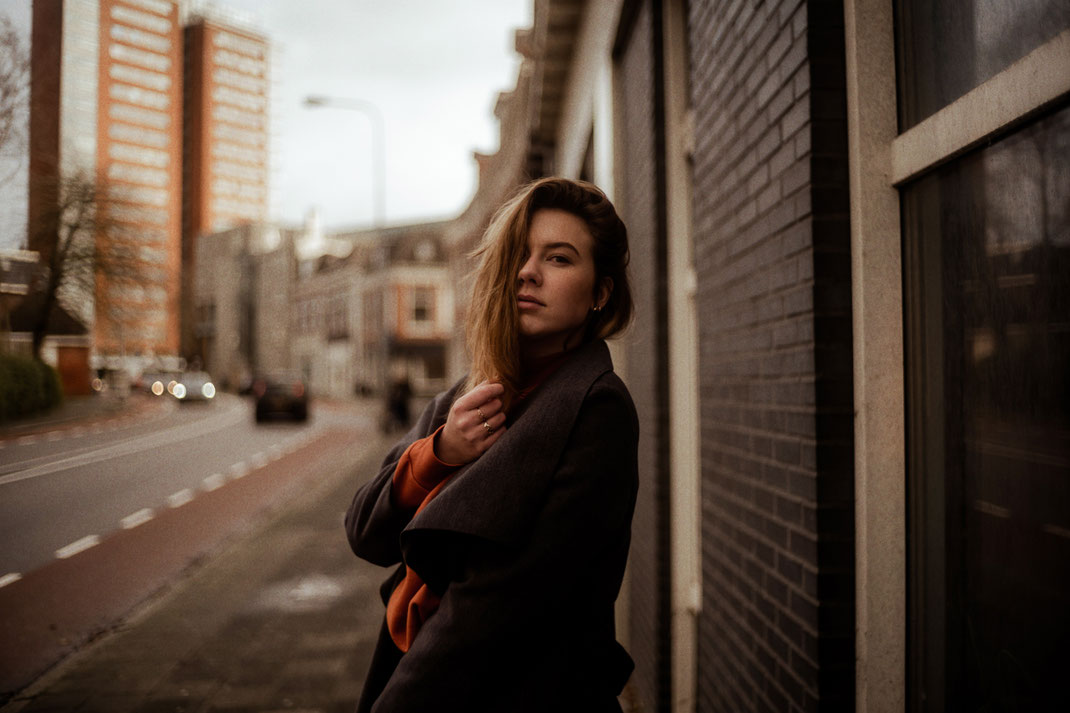 Fotoshooting in den Straßen von Groningen mit einem Model