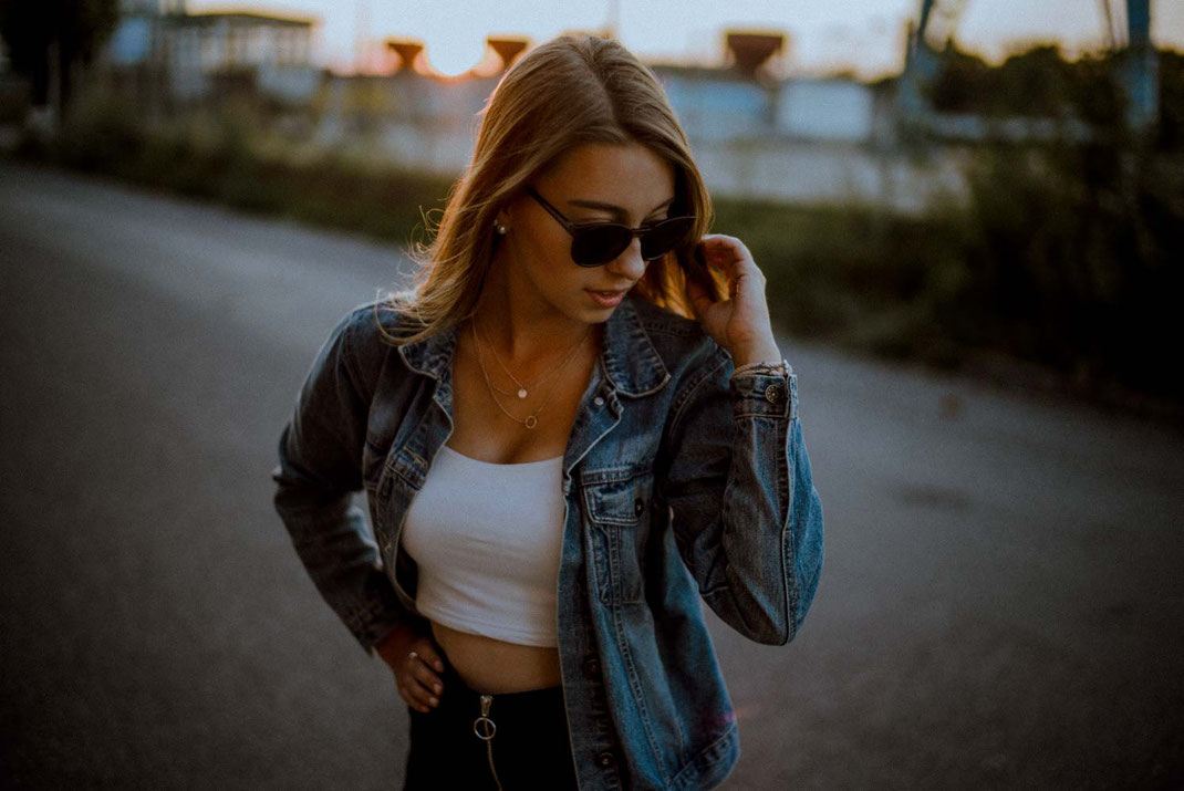 Frau mit cooler Sonnenbrille
