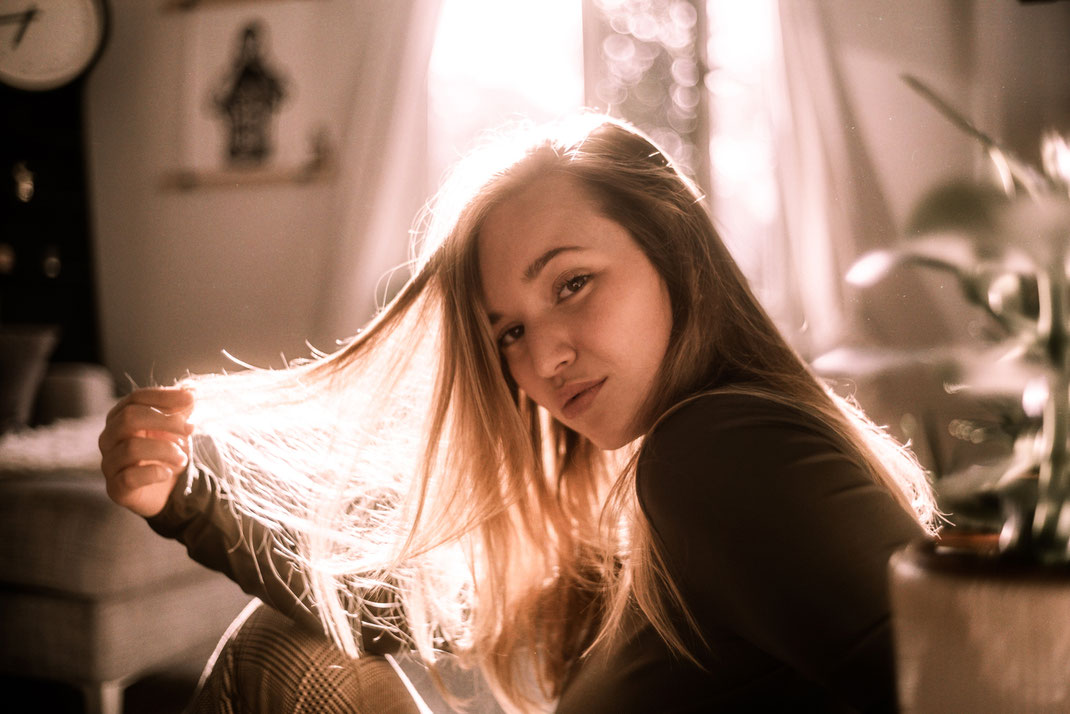 Model schaut in die Kamera Fotoshooting Hamburg