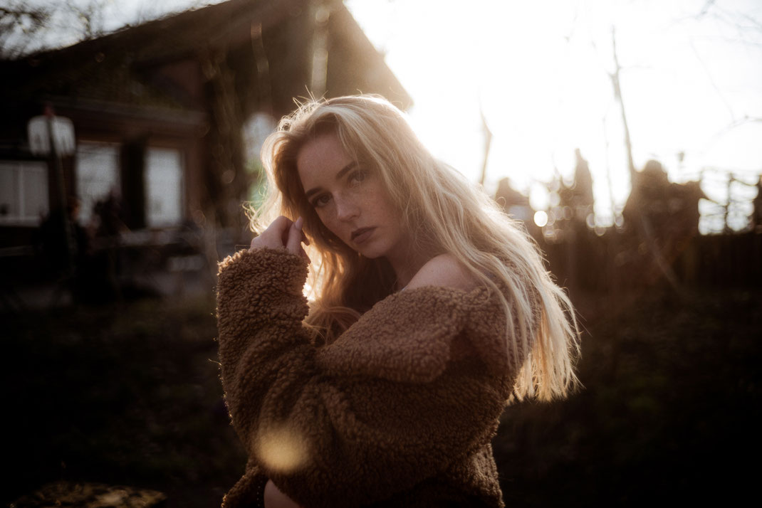 Lara blickt beim Fotoshooting in die Kamera