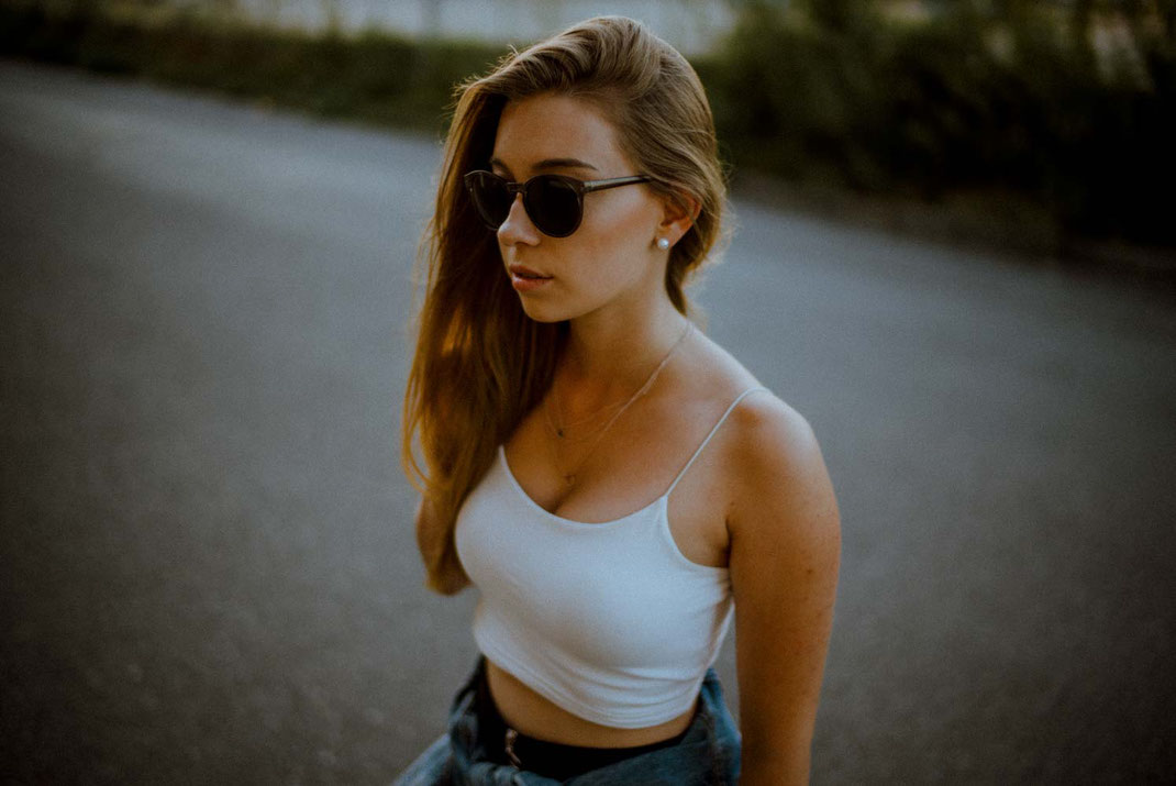 Frau mit Sonnenbrille blickt zur Seite