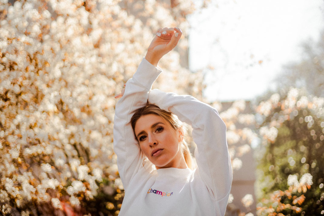 Junge blonde Frau mit coolem Outfit beim Fotoshooting in Oldenburg