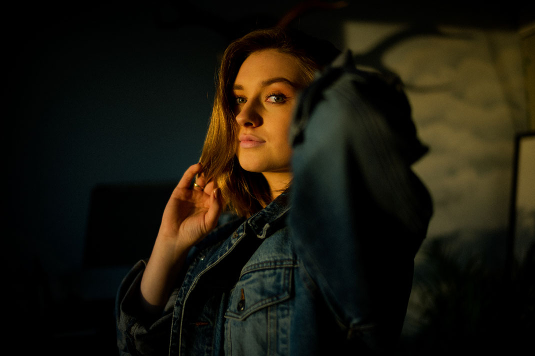Junge Frau im Sonnenlicht