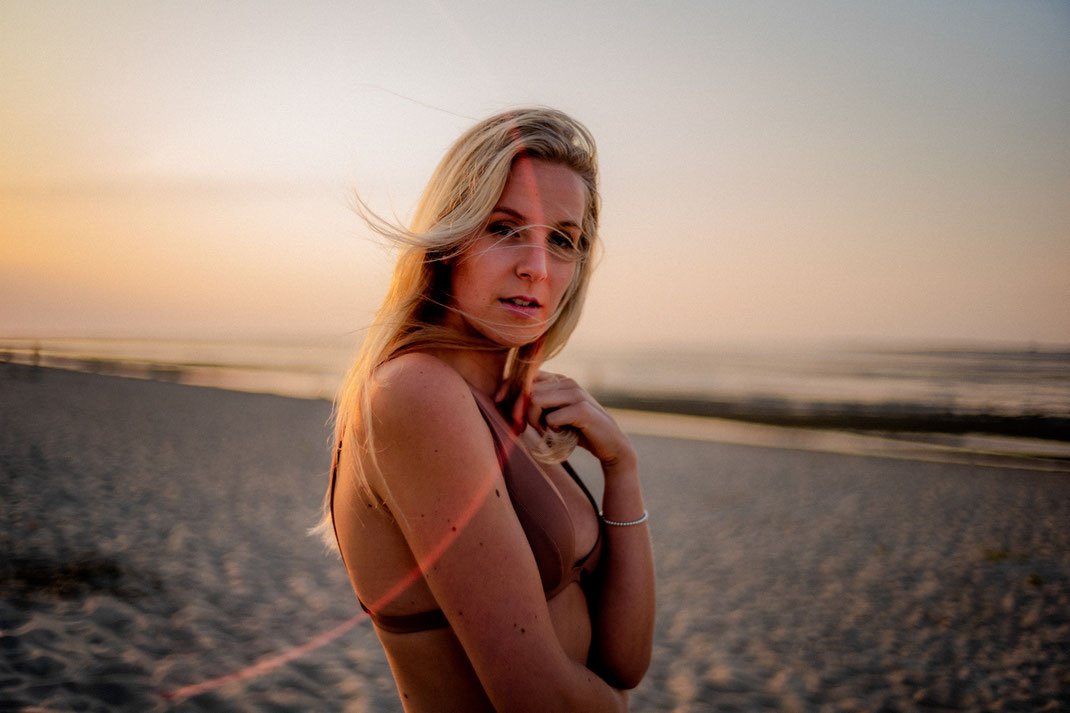 Model am Strand schaut in die Kamera