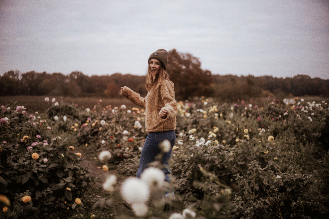 Fotoshooting in einem Blumenfeld