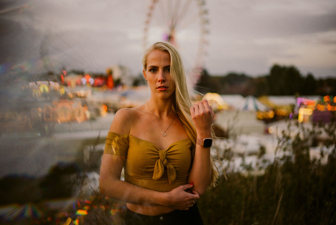 Junge blonde Frau blickt in die Kamera Fotoshooting in Oldenburg