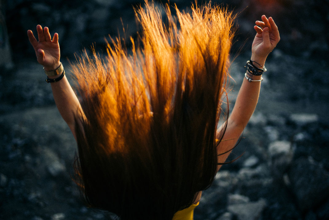 Die Haare einer Frau wirbeln durch die Luft