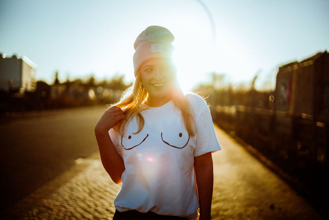 Frau im Gegenlicht bei Sonnenuntergang