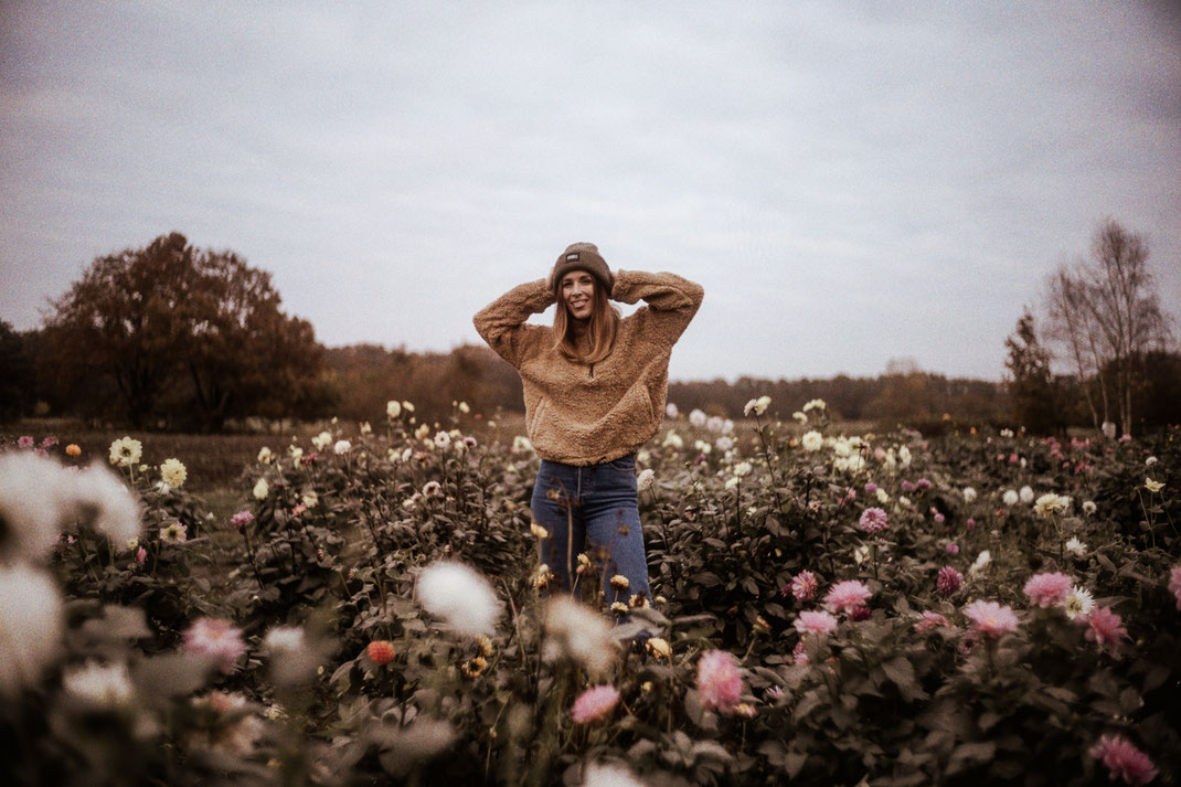 Natürliches Fotoshooting im Blumenfeld bei Oldenburg