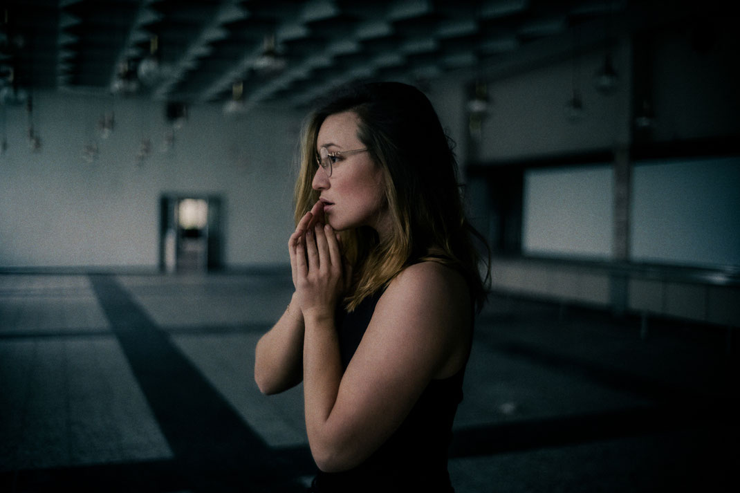 Fotoshooting mit einem Model in einem verlassenen Gebäude