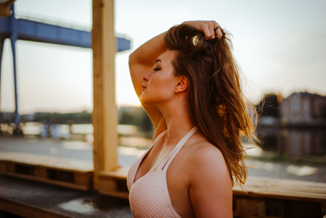 Frau im Bikini schaut in den Himmel