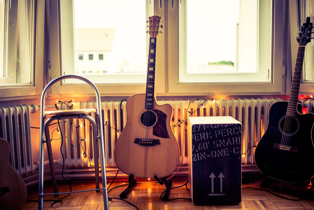 Musikinstrumente im Wohnzimmer
