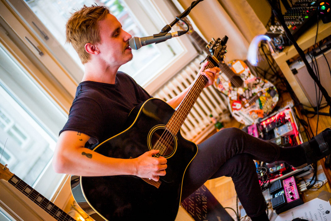 Musiker singt hingebungsvoll