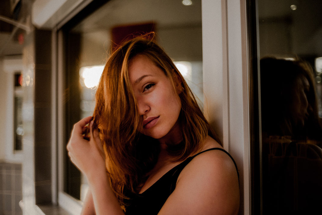 Janin blickt in die Kamera Fotografie