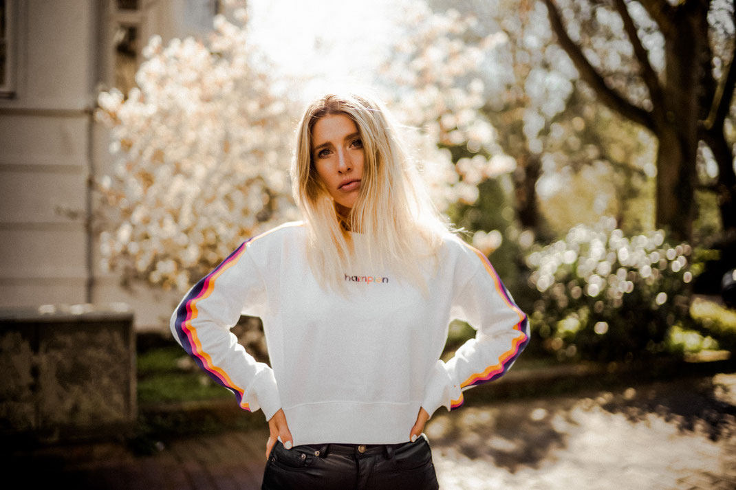 Frau blickt beim Fotoshooting in Oldenburg in die Kamera