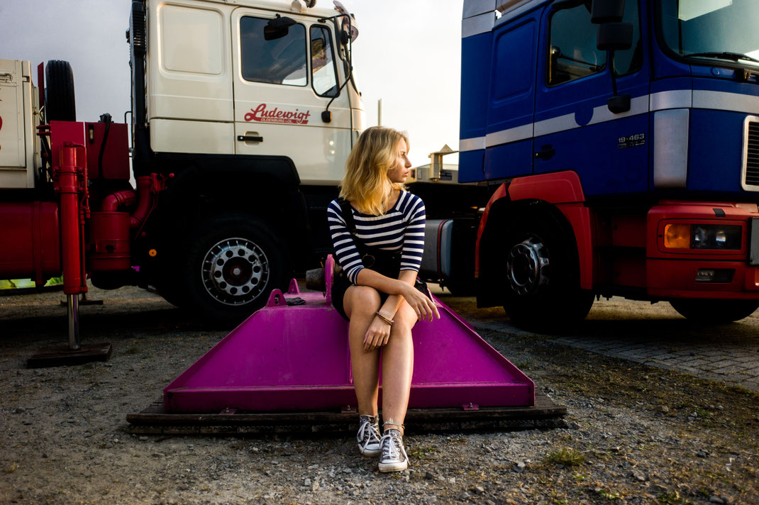Sitze Frau im cooler und stylischen Outfit auf der Kirmes