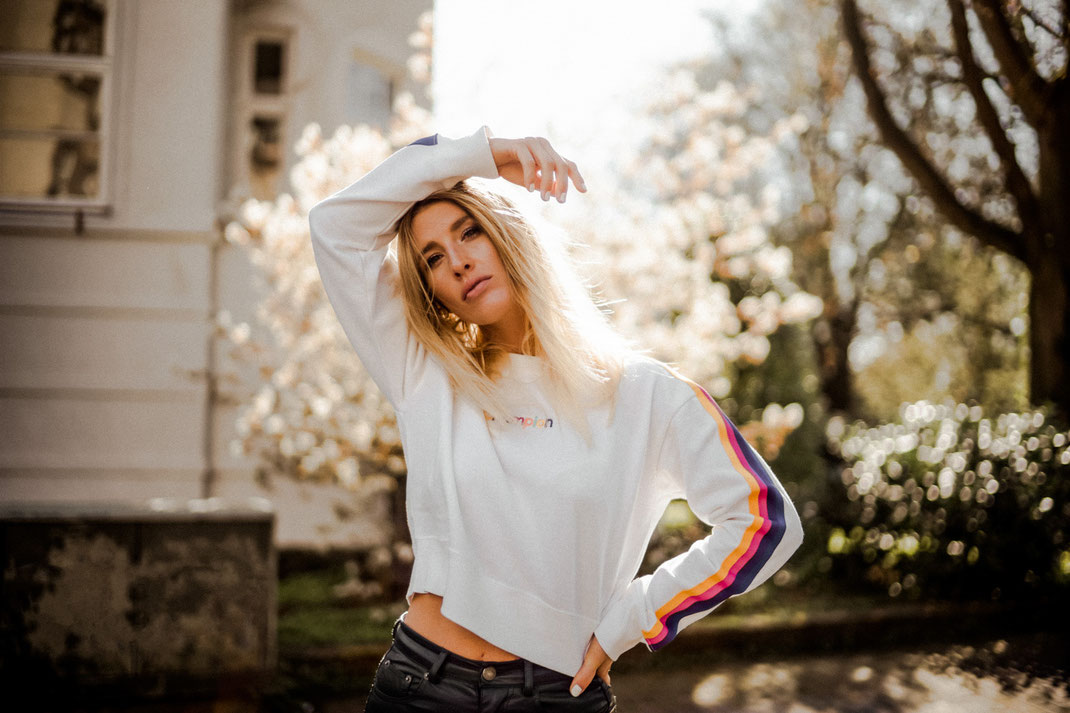 Model blickt lässig in die Kamera des Fotografen