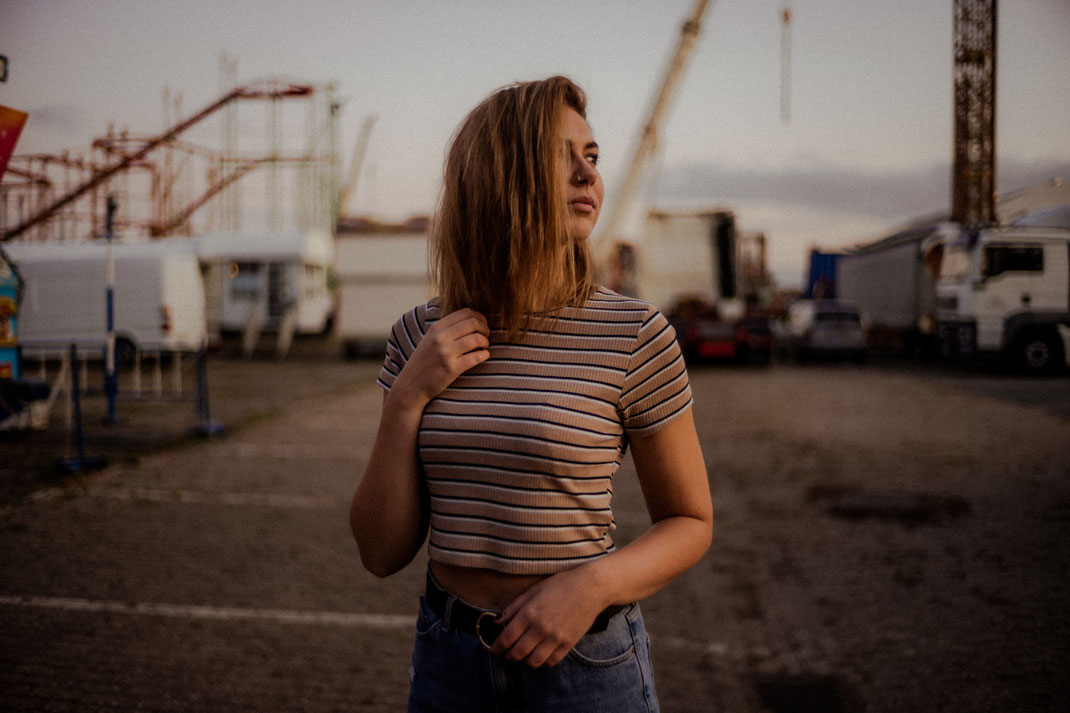 Model beim Fotoshooting in Oldenburg blickt zur Seite