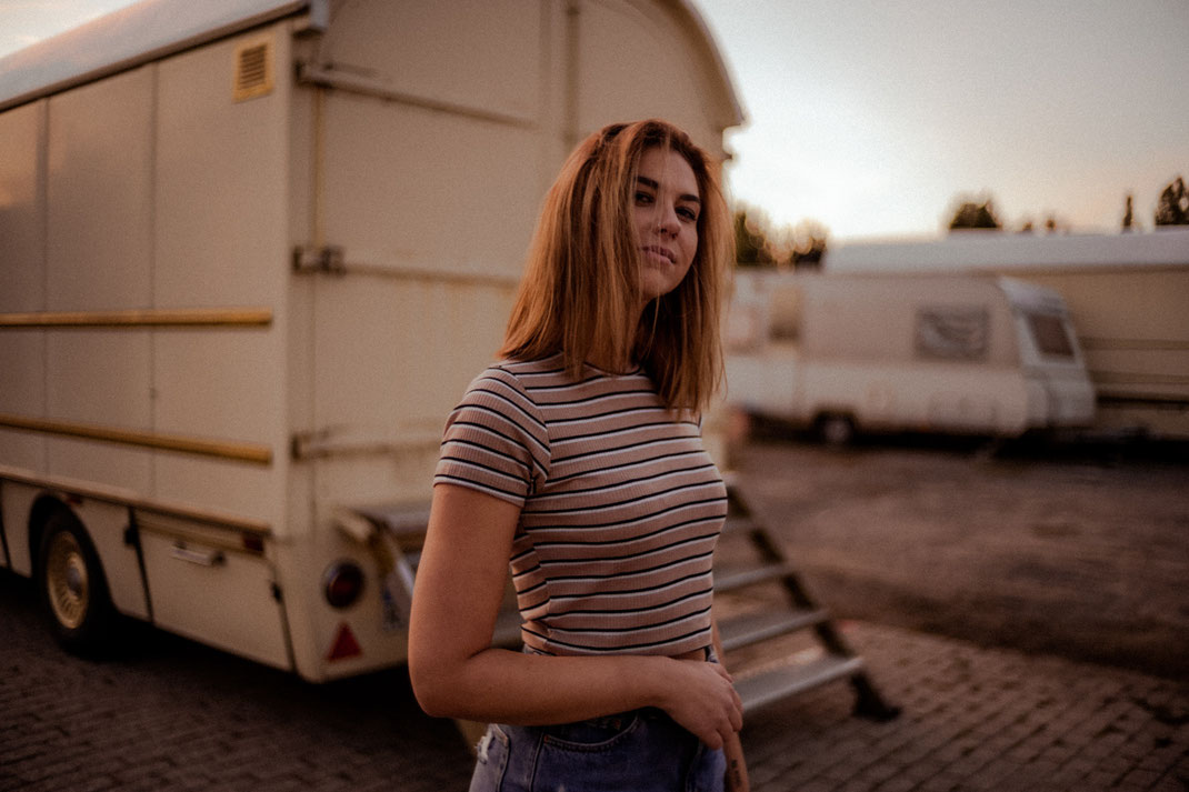 Model blickt in die Kamera beim Fotoshooting